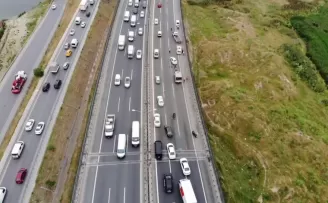 Bahçeşehir Tem otoyolunda araç takla attı, trafik kilitlendi

