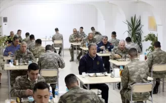 Bakan Akar ve komutanlar Ramazan’ın son iftarını sınırdaki komandolarla yaptı
