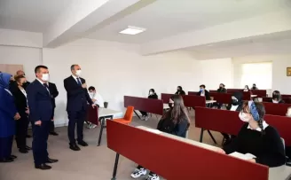 Bakan Gül öğrencilerle buluştu

