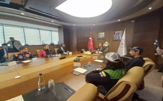 Bakan Kasapoğlu, dünya şampiyonu milli motosikletçileri ağırladı
