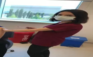 Bakan Koca, günün en çok aşısını yapan hemşireyi paylaştı
