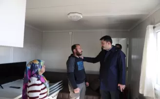 Bakan Kurum, konteyner kentte yaşayan depremzedeleri ziyaret etti
