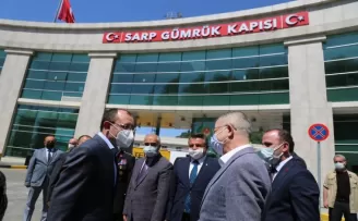 Bakan Muş, Sarp sınır kapısında tır şoförlerinin sorunlarını dinledi

