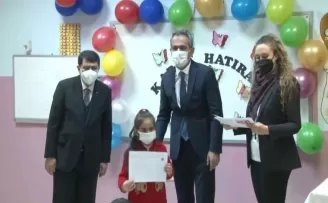 Bakan Özer ilkokul öğrencilerine 1. yarıyıl karnelerini dağıttı
