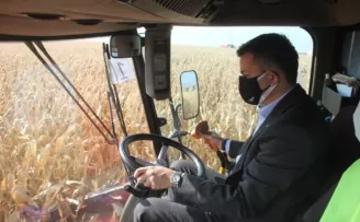 Bakan Pakdemirli, mısır hasadı ve buğday ekimi yaptı