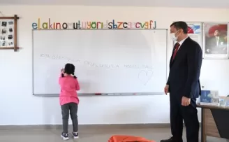 Bakan Selçuk mezun olduğu köy okulunda öğretmenlere seslendi
