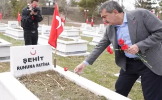 Bakan Tekin’den Erzurum Şehitliği’ne bayramlık ziyaret