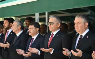 Bakan Yerlikaya’dan 15 Temmuz şehitliğine ziyaret
