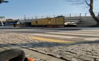Bakırköy’de bir tır köprünün altına sıkıştı
