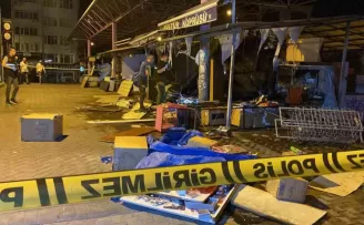 Bakırköy’de kitapçı dükkanı alev alev yandı
