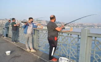 Balık tuttular, sosyal mesafe kuralına uydular
