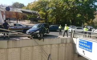 Bariyerlerden uçmaktan son anda kurtuldu
