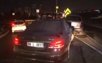 Bariyerlere çarpan araç alev aldı: 2 yaralı
