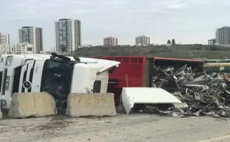 Başakşehir’de hurda yüklü tır devrildi, sürücü camı kırarak dışarı çıktı
