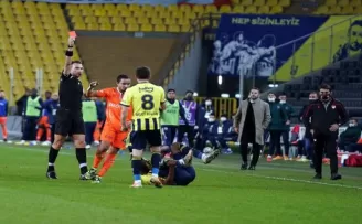 Başakşehir, Fenerbahçe maçını 9 kişi tamamladı
