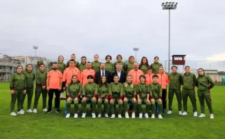Başkan Ahmet Ağaoğlu, kadın futbol takımını ziyaret etti
