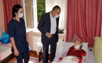 Başkan Akgün Emine teyzenin yardımına koştu
