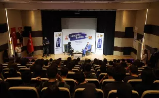 Başkan Arısoy, gençleri dinliyor
