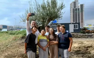 Başkan Bozkurt çocuklarla barış ağacı dikti
