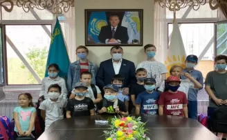 Başkan Kassanov 30 çocuğu sevindirdi
