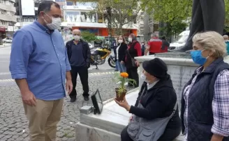 Başkan Taşdelen anneleri çiçeklerle karşıladı
