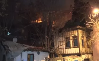Başkent’te 2 konak yandı
