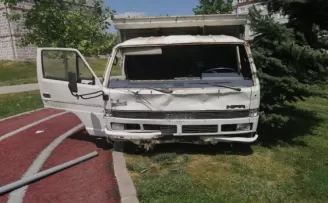Başkent’te freni boşalan kamyon parka girdi
