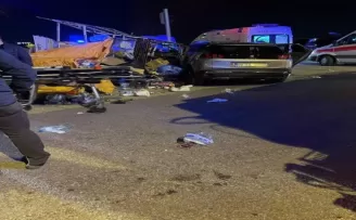 Başkent’te kağıt toplayıcısı araç ile otomobil kafa kafaya çarpıştı: 5 yaralı
