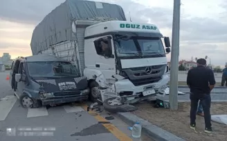 Başkent’te kamyon minibüsle çarpıştı: 2 yaralı
