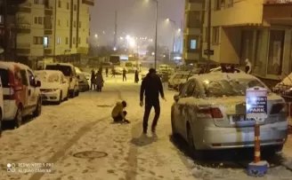 Başkent’te  kar yağışı sokak kısıtlamasını unutturdu
