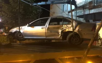 Başkent’te kontrolden çıkan otomobil dükkana girdi
