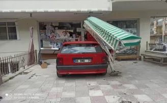 Başkent’te kontrolden çıkan otomobil tuhafiyeye girdi
