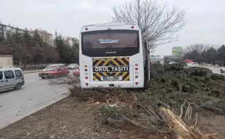 Başkent’te öğrenci servisi refüjdeki ağaçlara çarptı: 1 yaralı
