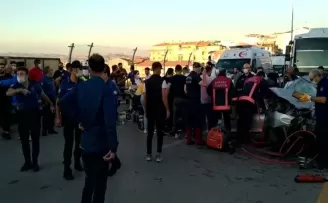 Başkent’te otomobil ile servis kafa kafaya çarpıştı: 3 ölü, 2 yaralı
