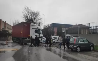 Başkent’te servis aracı tır ile çarpıştı: 6 yaralı
