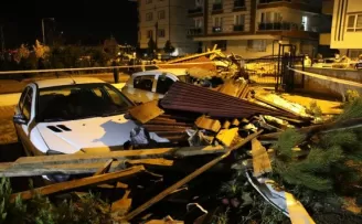 Başkent’te şiddetli fırtına binaların çatısını uçurdu
