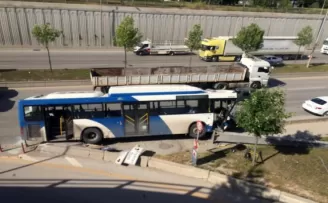 Başkentte belediye otobüsü yön levhasına çarptı
