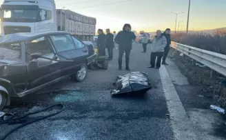 Başkentte kamyonla otomobil çarpıştı: 1 ölü, 4 yaralı
