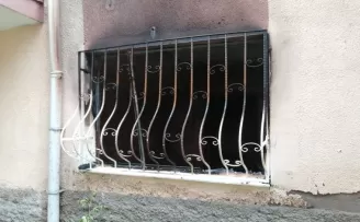 Başkentte sinir krizi geçiren bir kişi evini yakıp bileklerini kesti
