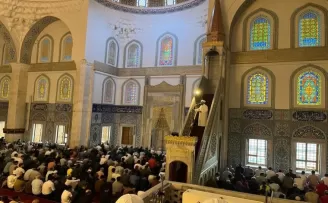 Başkentte vatandaşlar bayram namazı için camileri doldurdu
