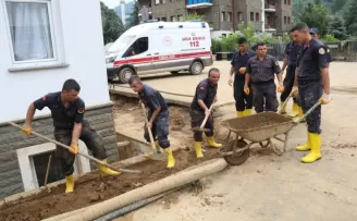 Bayramın 1. günü jandarmadan Güneysu’da temizlik mesaisi
