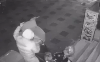 Bayrampaşa’da bir kişi eski çalıştığı iş yerine girerek motosikleti çaldı
