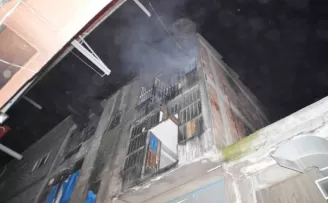 Bayrampaşa’da cila atölyesinde yangın: 1 itfaiye eri dumandan etkilendi
