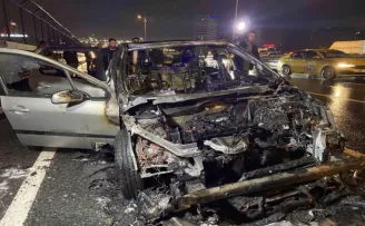 Bayrampaşa’da kına gecesinden dönen iki arkadaşın otomobili alev alev yandı
