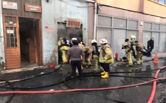 Bayrampaşa’da plastik ürünlerin olduğu depoda yangın
