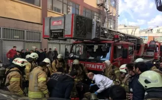 Bayrampaşa’da plastik ürünlerin olduğu depoda yangın
