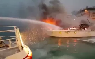 Bebek sahilinde 2 teknede yangın
