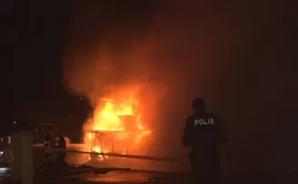 Bebek’te aynı teknede bir günde ikinci yangın: Küle dönen tekne battı
