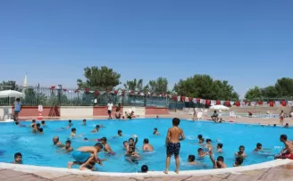 Belediye havuzlarında 152 bin kişi yüzdü
