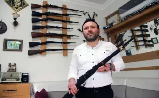 Berber dükkanını müzeye çevirdi
